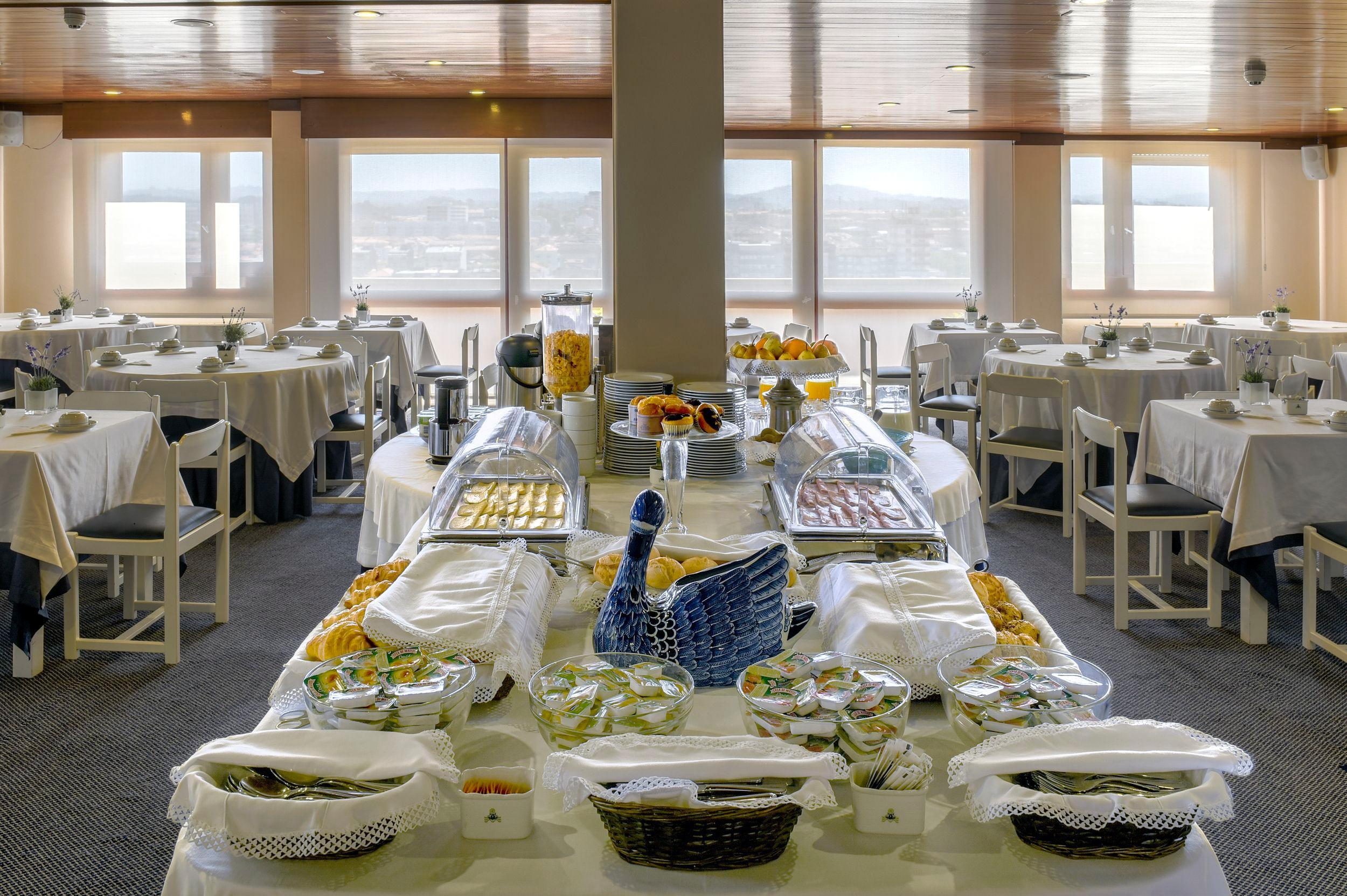 Hotel Solverde Spa And Wellness Center Вила-Нова-ди-Гая Экстерьер фото The dining room of the ship