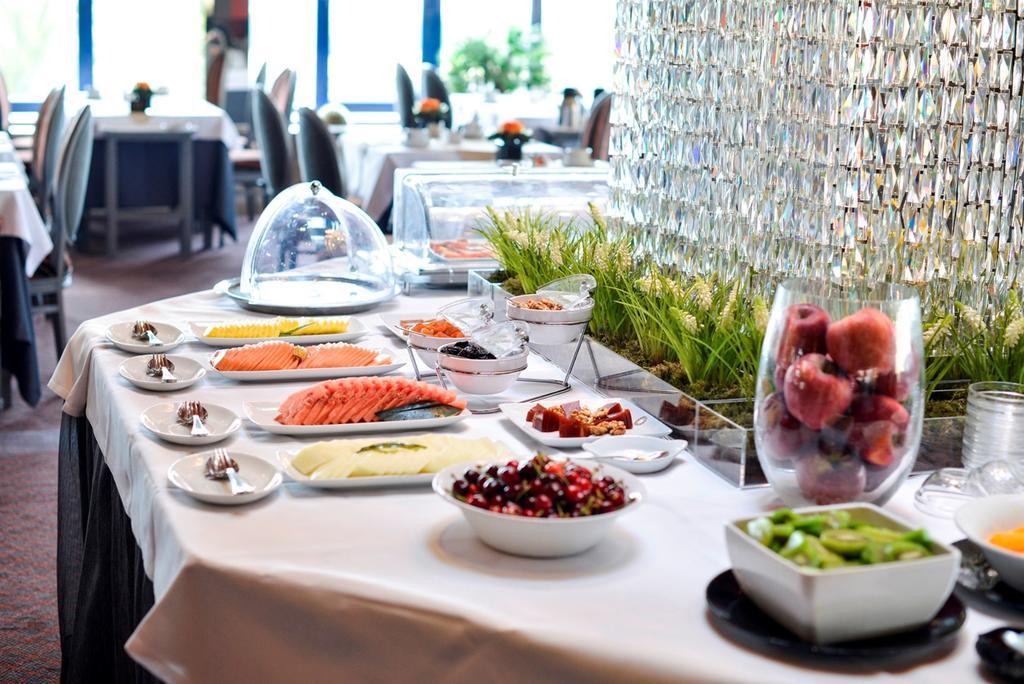 Hotel Solverde Spa And Wellness Center Вила-Нова-ди-Гая Экстерьер фото A buffet at a restaurant