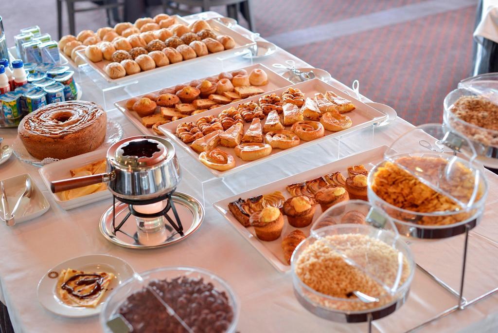 Hotel Solverde Spa And Wellness Center Вила-Нова-ди-Гая Экстерьер фото A buffet of pastries