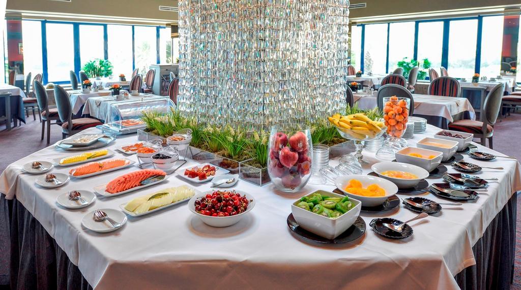 Hotel Solverde Spa And Wellness Center Вила-Нова-ди-Гая Экстерьер фото A buffet at a restaurant