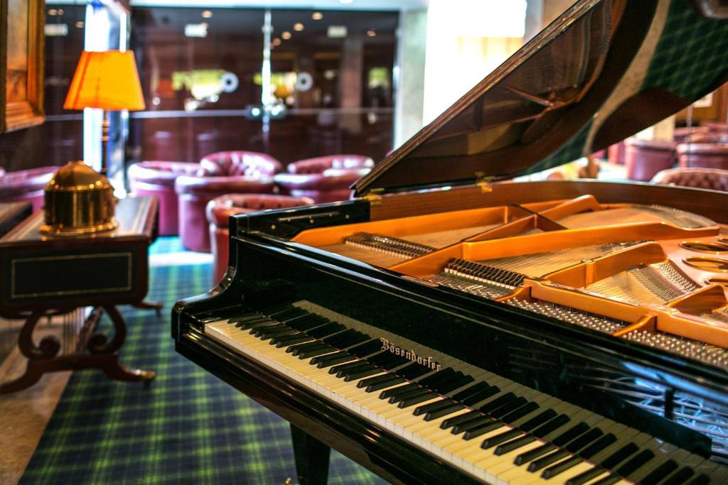 Hotel Solverde Spa And Wellness Center Вила-Нова-ди-Гая Экстерьер фото Piano in the lounge