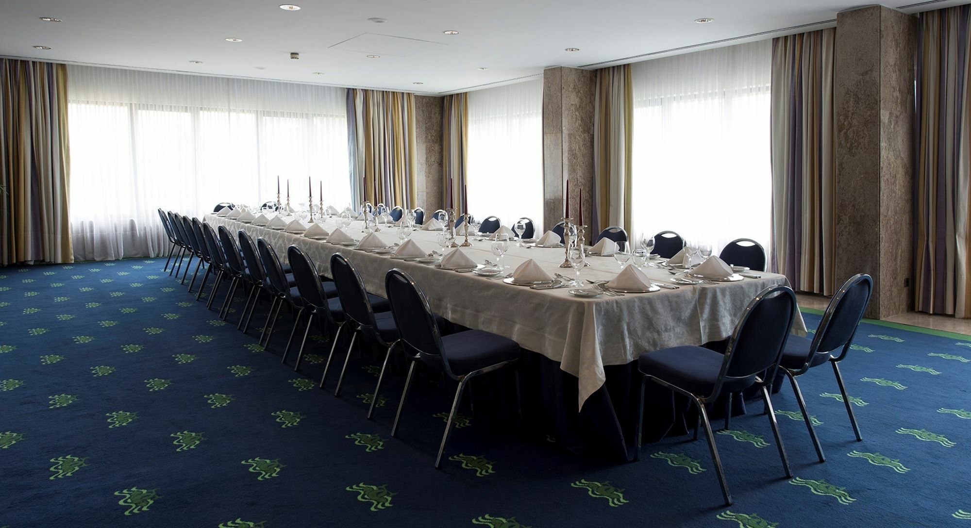 Hotel Solverde Spa And Wellness Center Вила-Нова-ди-Гая Экстерьер фото A long table set for a banquet