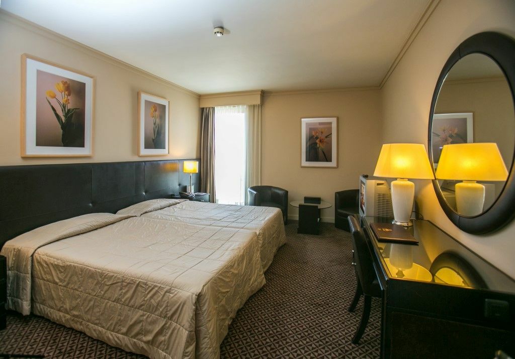 Hotel Solverde Spa And Wellness Center Вила-Нова-ди-Гая Экстерьер фото A room at the hotel