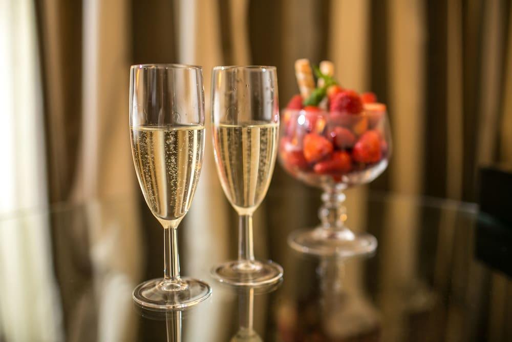 Hotel Solverde Spa And Wellness Center Вила-Нова-ди-Гая Экстерьер фото Champagne flutes